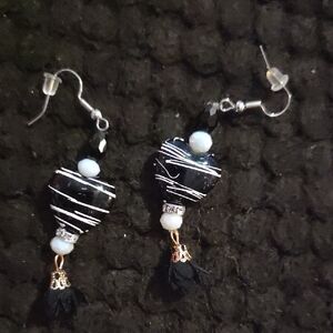 🌸4 For $20🌸Elegant Black and White Heart Earrings